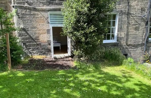 Tollcross Apartment | Very central, next to the Castle with garden