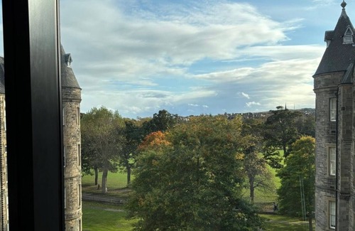 Laurieston Apartment | Very centrally located chic one bed Quartermile apartment