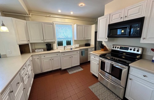 Top of the Hill Apartment | Very Cool 2 bed/1 bath/Pullout Sofa (sleeps 6)/Dog Friendly Apartment on Historic Spring St.