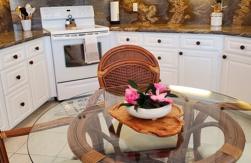 East Canyon House | Very Private Detached Guest House with Amazing Views & Garage.