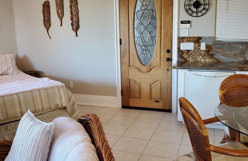 East Canyon House | Very Private Detached Guest House with Amazing Views & Garage.