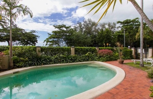 Yorkeys Knob Apartment | Very spacious 2 Bedroom Beachfront Apartment in Yorkeys Knob