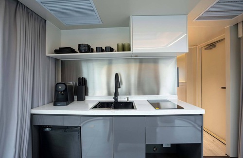 Bridgeport House | Vessel 8 - Lakefront Vessel Living | Modern Touches Grill Nature Views