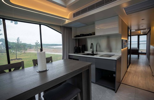 Bridgeport House | Vessel 8 - Lakefront Vessel Living | Modern Touches Grill Nature Views