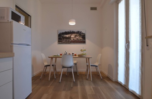 Est House | Via da Velo is a renovated apartment. Allows guest comfort.