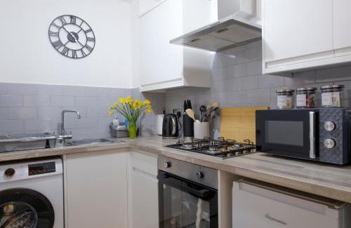 Doncaster Apartment | Vibrant 2 Bed Apartment, FREE Parking, Bawtry Rd Doncaster - Hosted by Stay Host Save