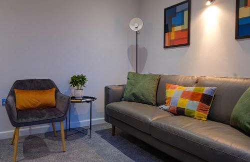 Doncaster Apartment | Vibrant 2 Bed Apartment, FREE Parking, Bawtry Rd Doncaster - Hosted by Stay Host Save
