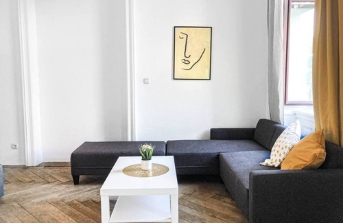 Wahring Apartment | Vibrant 3BR near AKH Hospital - Perfect for Groups