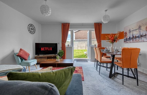 Cofton Hackett House | Vibrant 4BR for Families & Contractors w/Parking