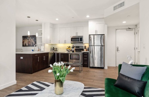 Carthay Circle Condo | Vibrant Art Deco 2 Bedroom Apartment