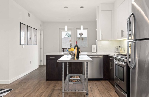 Carthay Circle Condo | Vibrant Art Deco 2 Bedroom Apartment