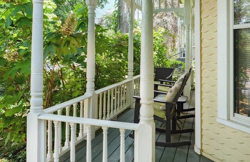 Clifton Apartment | Vibrant Clifton Retreat Near Dining & Attractions