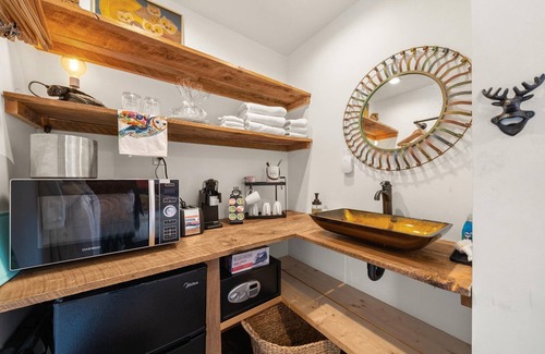 Hancock Hotel | Vibrant & Cozy Getaway with Artistic Touches and Modern Comforts