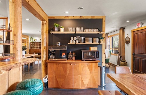 Hancock Hotel | Vibrant & Cozy Getaway with Artistic Touches and Modern Comforts