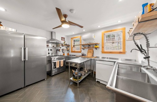 Hancock Hotel | Vibrant Family Suite | Cozy, Colorful Retreat for All Ages at Green Acres