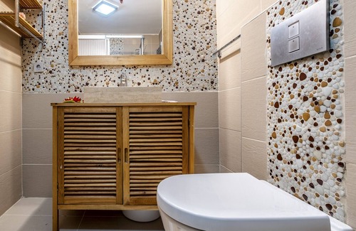 Ust Bostanci Apartment | Vibrant Flat with Balcony in Atasehir