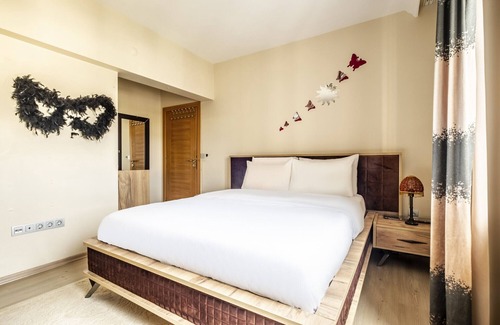 Ust Bostanci Apartment | Vibrant Flat with Balcony in Atasehir