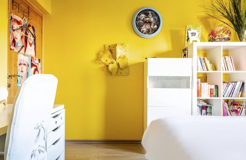 Ust Bostanci Apartment | Vibrant Flat with Balcony in Atasehir