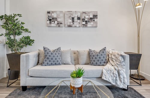 Crescent Heights House | Vibrant Inner City Townhome Private Garage ⭐️
