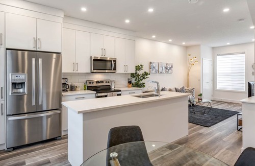 Crescent Heights House | Vibrant Inner City Townhome Private Garage ⭐️