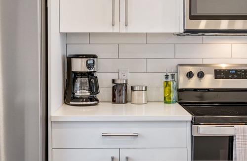 Crescent Heights House | Vibrant Inner City Townhome Private Garage ⭐️