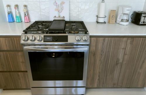 Sunnyside Apartment | Vibrant & Modern Loft-style Walkout Near LRT