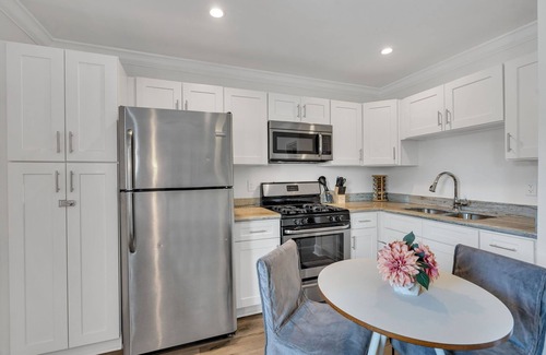 Faubourg Livaudais Apartment | Vibrant New Orleans Apartment with Off-Street Parking Near Garden District