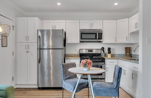 Faubourg Livaudais Apartment | Vibrant New Orleans Apartment with Off-Street Parking Near Garden District