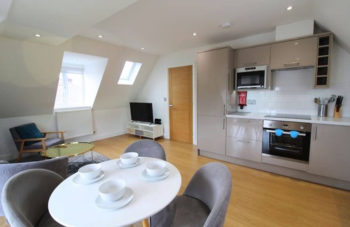 West Finchley Apartment | Vibrant one-bedroom Apartment w/Kitchen just 13 minutes from Hampstead Heath