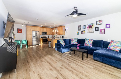 Redlands House | Vibrant Redlands Home 1 Block to Univ,12min to NOS, Fire Pit, BBQ, Near Downtown