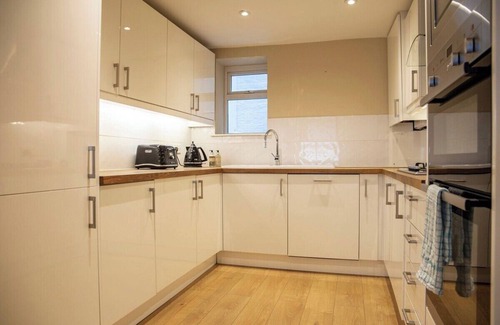 Warwick Apartment | Victoria Dream, Superior 3-Bed House, Curated Deco
