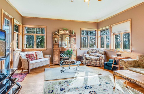 North Saanich House | Victoria Garden Estate 5 star with Pool and Hot tub.