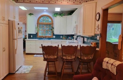 Elma Apartment | Victoria House luxurious country feel. Close to Buffalo Bills stadium.