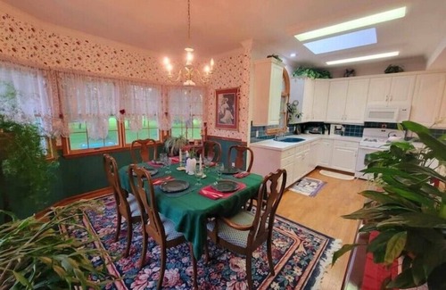 Elma Apartment | Victoria House luxurious country feel. Close to Buffalo Bills stadium.
