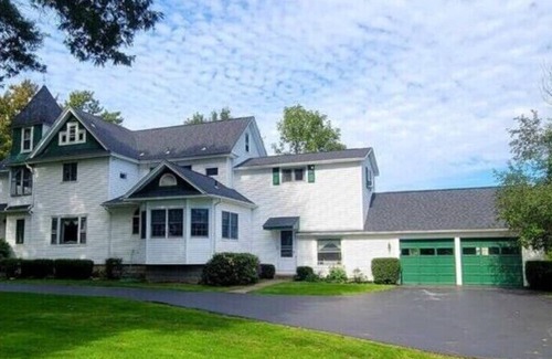 Elma Apartment | Victoria House luxurious country feel. Close to Buffalo Bills stadium.