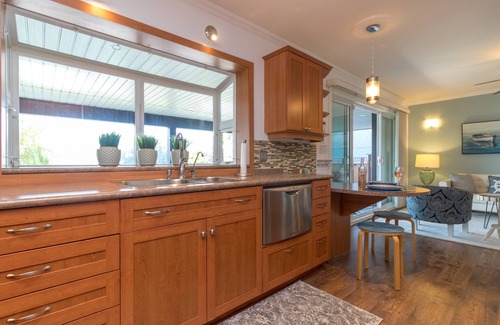 Langford House | Victoria - Stunning 2 bedroom Lakefront Suite