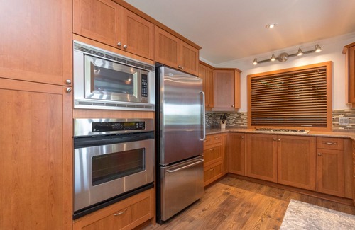 Langford House | Victoria - Stunning 2 bedroom Lakefront Suite