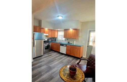 Syracuse Apartment | Victorian Antique 1 Bdrm Ground Fl Apartment