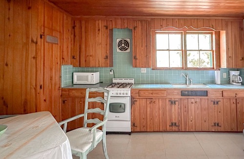 Duckpond Apartment | Victorian Apt. w/Tailgate Spot near Stadium!
