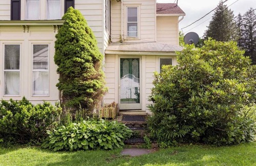 West Kill House | Victorian Charm meets Modern Luxury: Combined Houses with 6 Bedrooms, Sleeps 11