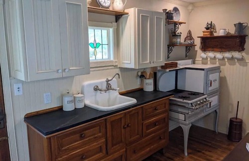 Granbury Cottage | Victorian Cottage