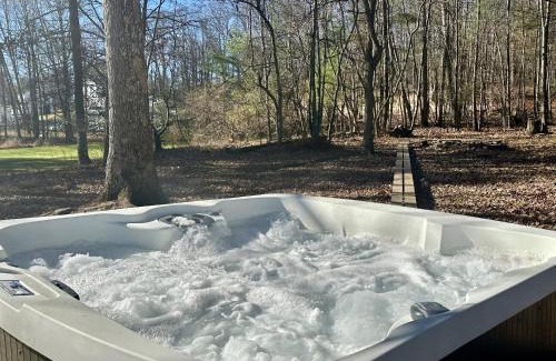 Lake Huntington House | Victorian Lake Oasis Hot Tub Private Lakefront