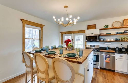 Lake Huntington House | Victorian Lake Oasis | Hot Tub | Private Lakefront