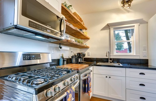 Lake Huntington House | Victorian Lake Oasis | Hot Tub | Private Lakefront