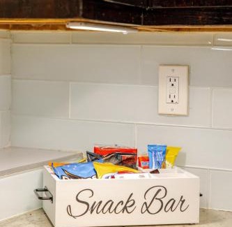 Oakland Apartment | Victorian Retreat 2Bed, 1Bath, Parking, Game Room