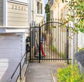 Oakland Apartment | Victorian Retreat 2Bed, 1Bath, Parking, Game Room