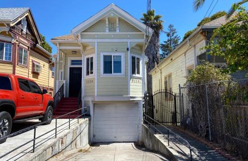 Oakland Apartment | Victorian Retreat 2Bed, 1Bath, Parking, Game Room
