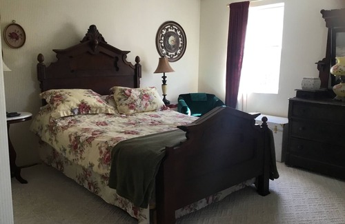 L'Anse Hotel | Victorian rose room located in the Ivory Mansion