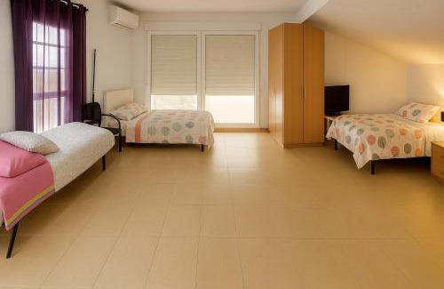 Rosas Bed & Breakfast | Victors Rooms - Habitaciones Privadas en mi Acogedor Chalet