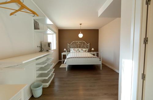 Rosas Bed & Breakfast | Victors Rooms - Habitaciones Privadas en mi Acogedor Chalet
